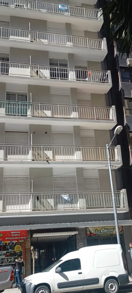 Depto 2 ambientes +  escritorio, con opcion a cocheera a una cuadra !!!