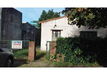 lote de 10 x 33.30 con vivienda  de 2 ambientes para reciclar en su totalidad