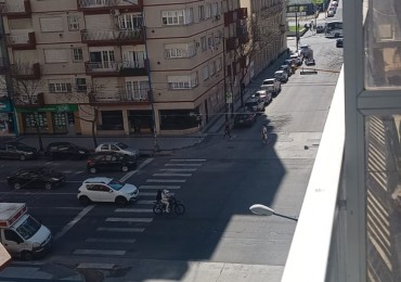 Depto 2 ambientes +  escritorio, con opcion a cocheera a una cuadra !!!