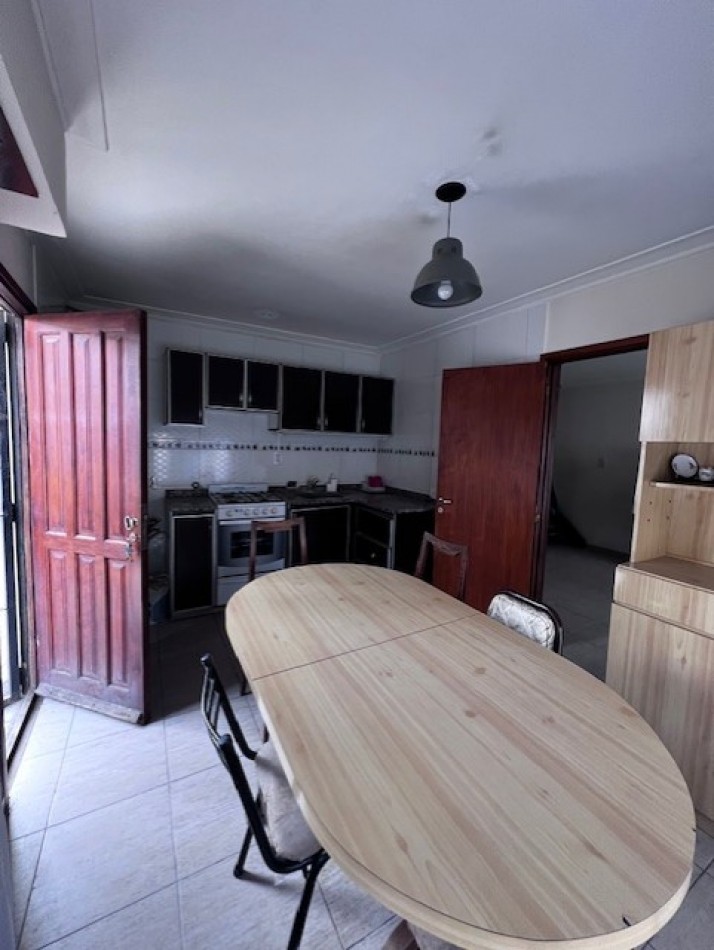 venta duplex de 4  amb. con entrada de auto, patio, y 1 dormitorios  en PB, ideal !!!