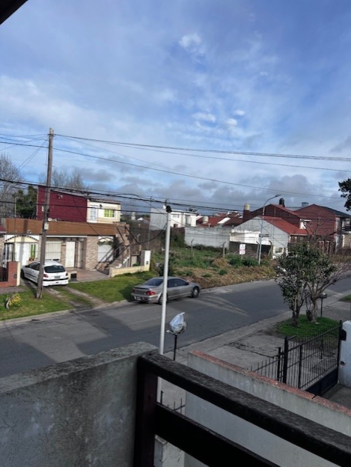 venta duplex de 4  amb. con entrada de auto, patio, y 1 dormitorios  en PB, ideal !!!