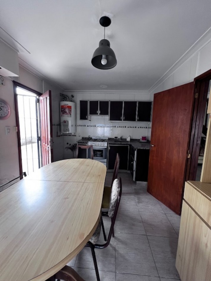venta duplex de 4  amb. con entrada de auto, patio, y 1 dormitorios  en PB, ideal !!!