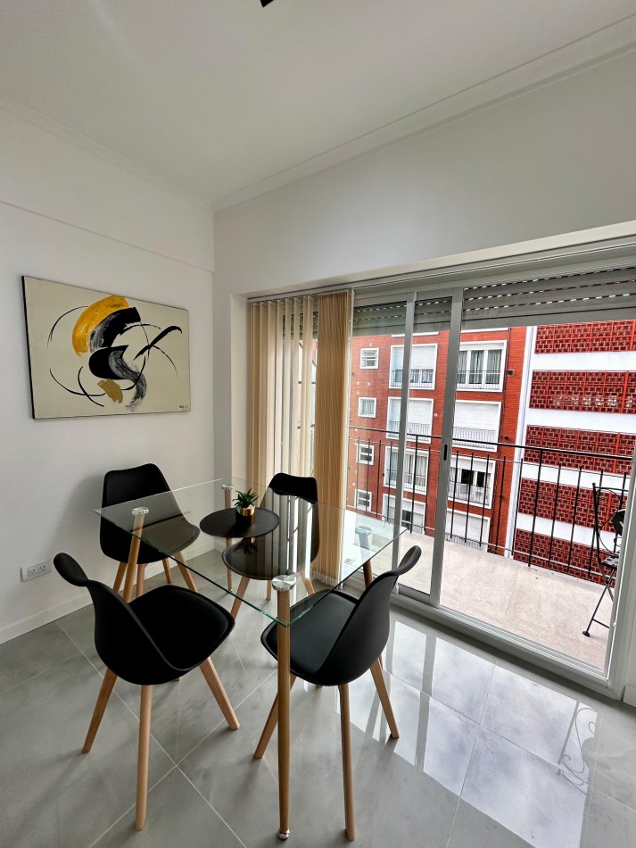 AMBIENTE EXTERNO, CON BALCON. A NUEVO.EQUIPADO.