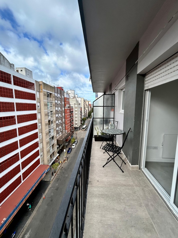AMBIENTE EXTERNO, CON BALCON. A NUEVO.EQUIPADO.