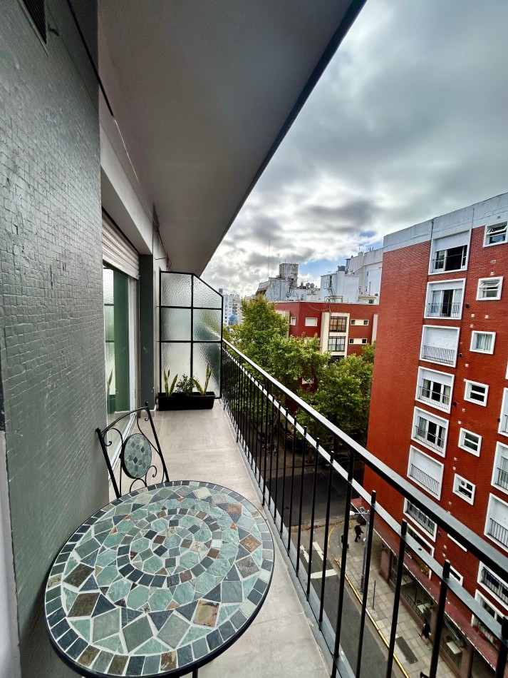 AMBIENTE EXTERNO, CON BALCON. A NUEVO.EQUIPADO.