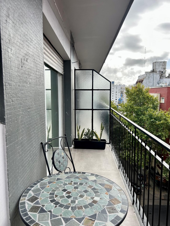 AMBIENTE EXTERNO, CON BALCON. A NUEVO.EQUIPADO.