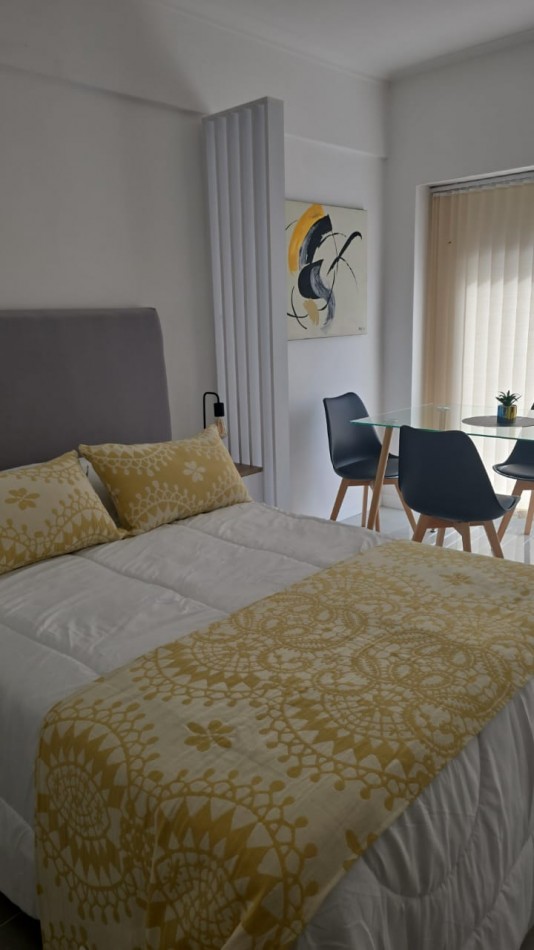 AMBIENTE EXTERNO, CON BALCON. A NUEVO.EQUIPADO.
