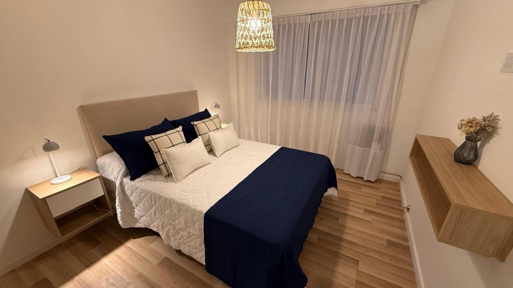 2 AMBIENTES EXERNOS CON BALCON. A NUEVO, AMOBLADO Y DECORADO.