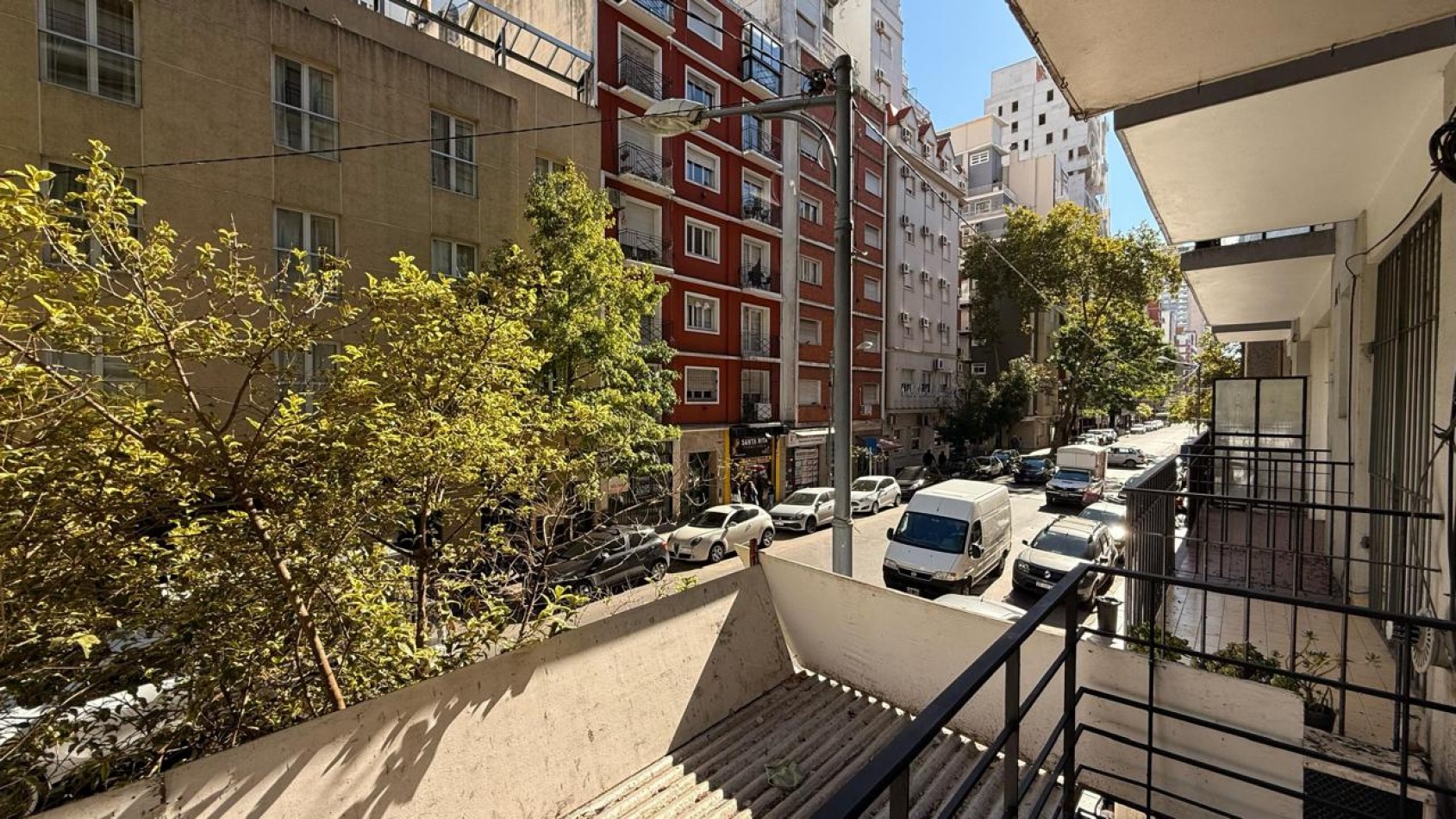 2 AMBIENTES EXERNOS CON BALCON. A NUEVO, AMOBLADO Y DECORADO.