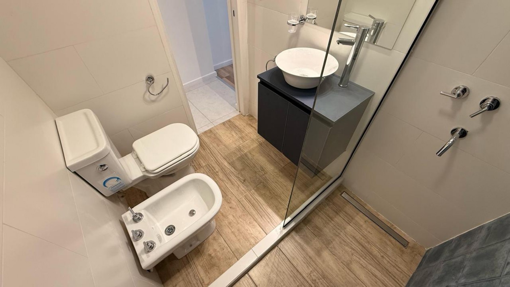 2 AMBIENTES EXERNOS CON BALCON. A NUEVO, AMOBLADO Y DECORADO.
