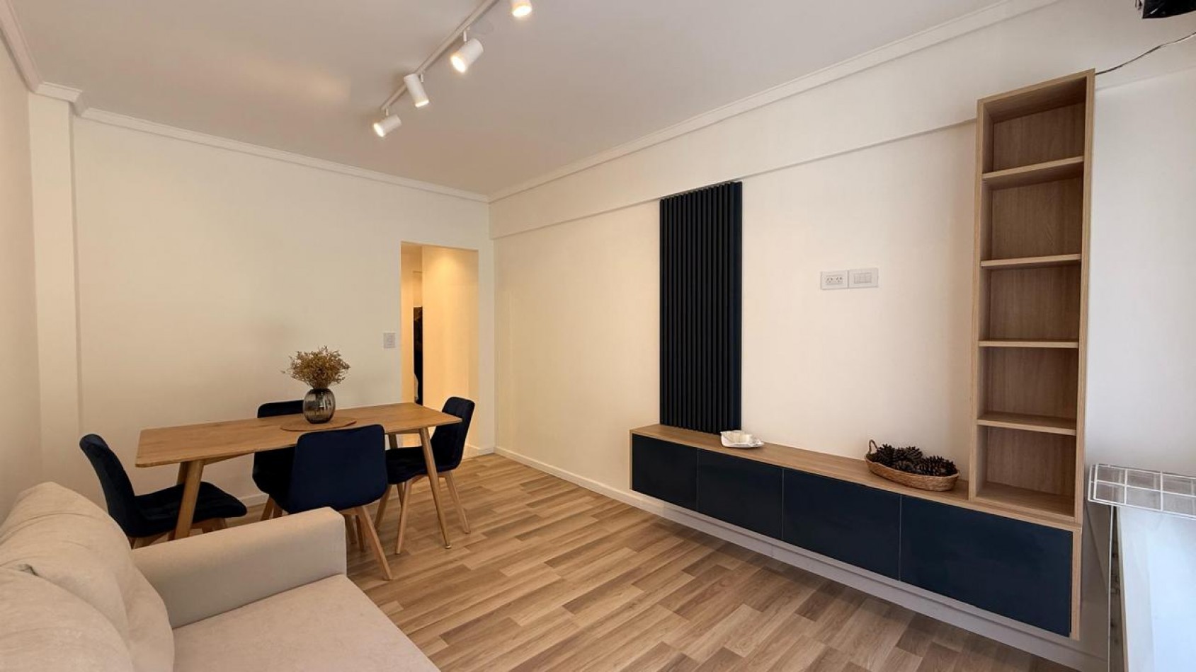 2 AMBIENTES EXERNOS CON BALCON. A NUEVO, AMOBLADO Y DECORADO.