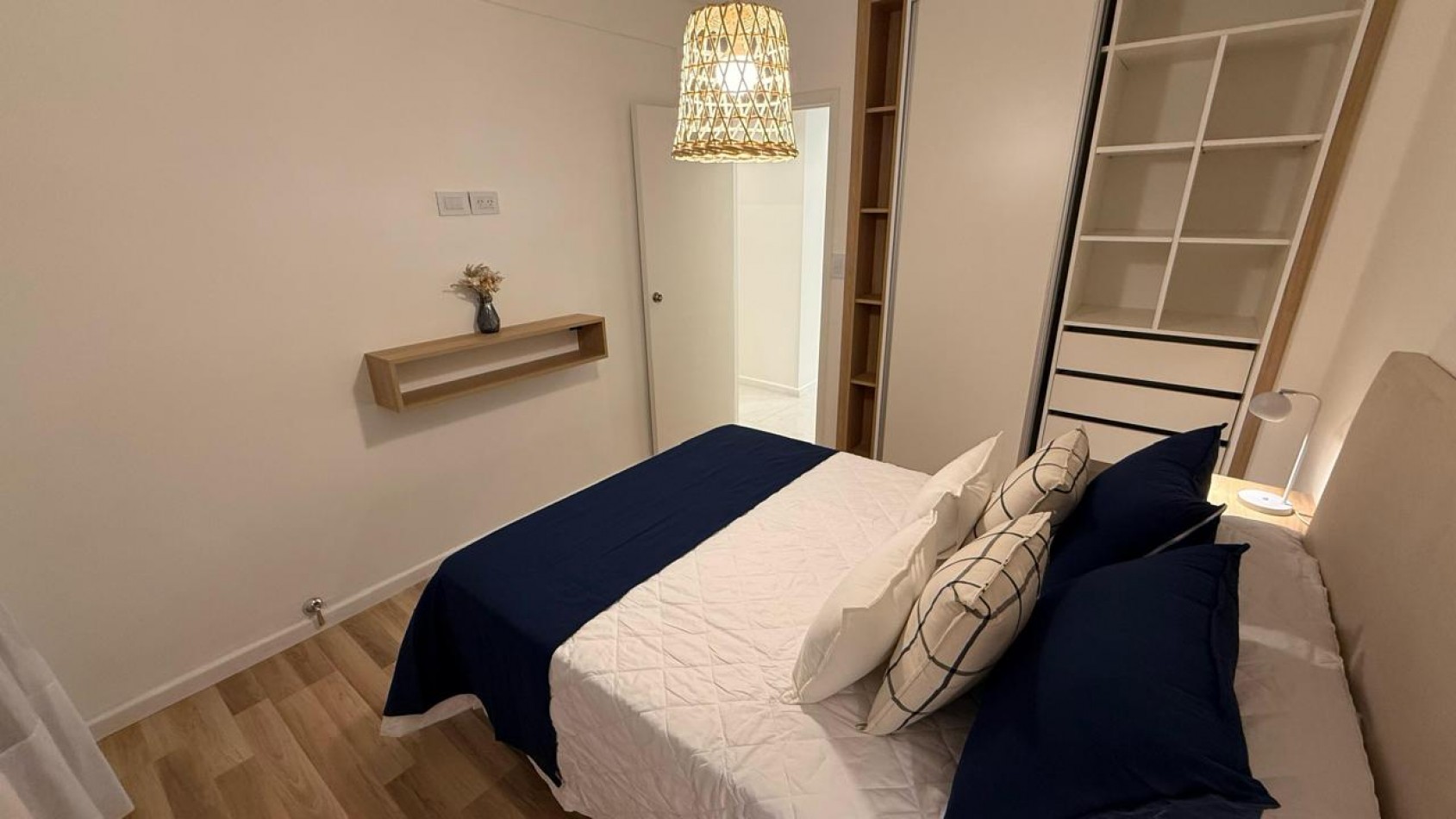 2 AMBIENTES EXERNOS CON BALCON. A NUEVO, AMOBLADO Y DECORADO.