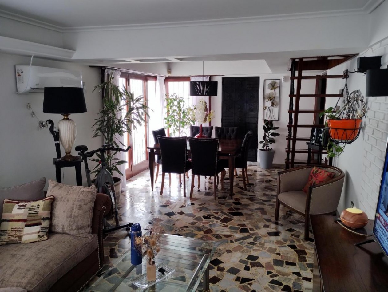 Chalet 4 Ambientes con Dependencia, Garaje y 2 Departamentos