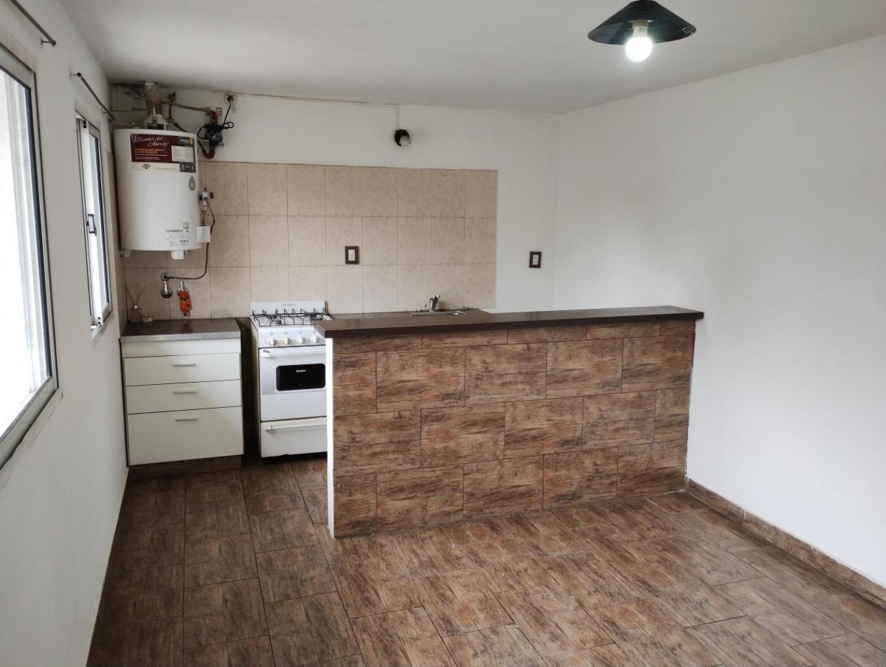 Chalet 4 Ambientes con Dependencia, Garaje y 2 Departamentos