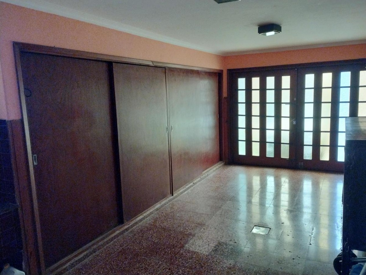 Chalet 4 Ambientes con Dependencia, Garaje y 2 Departamentos