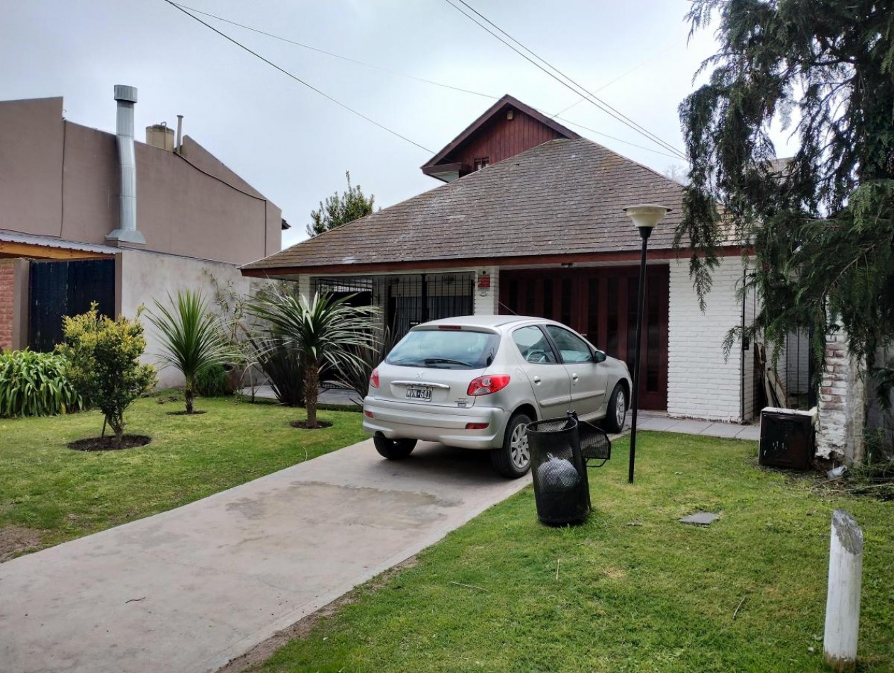 Chalet 4 Ambientes con Dependencia, Garaje y 2 Departamentos