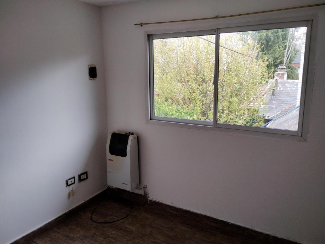 Chalet 4 Ambientes con Dependencia, Garaje y 2 Departamentos