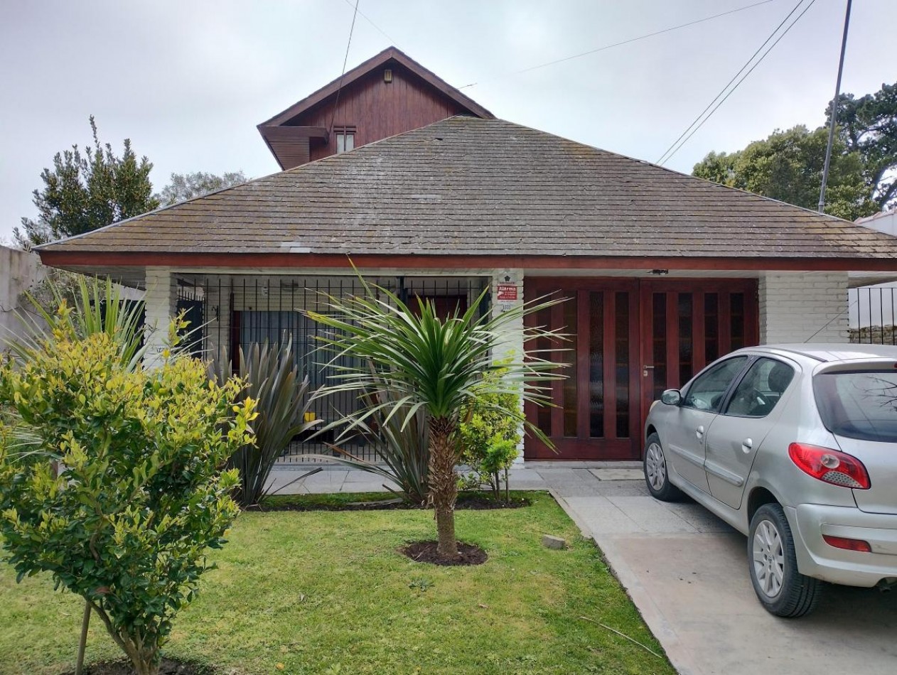 Chalet 4 Ambientes con Dependencia, Garaje y 2 Departamentos