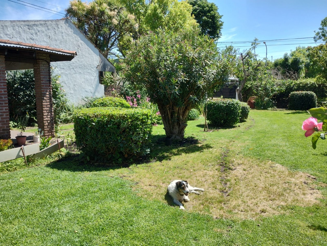 CHALET 3 AMB.MAS DEPTO.GARAGE.PARQUE. TOMA PH. 