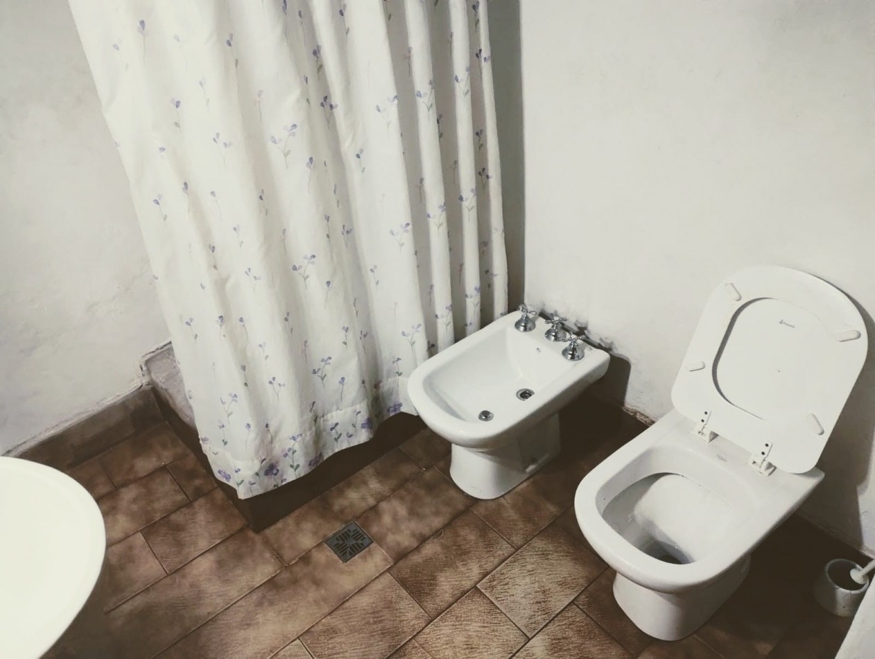 CHALET 3 AMB.MAS DEPTO.GARAGE.PARQUE. TOMA PH. 