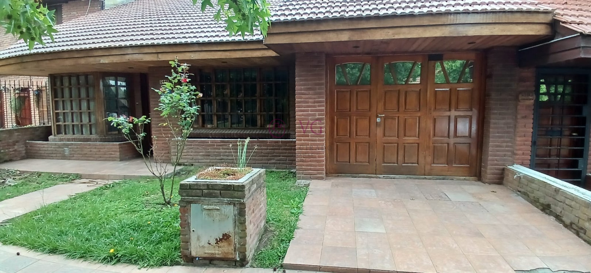 CHALET 4 AMB.GGE, JARDIN.BARRIO CONSTITUCION.