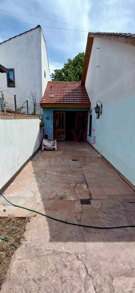 CHALET 4 AMB.GGE, JARDIN.BARRIO CONSTITUCION.