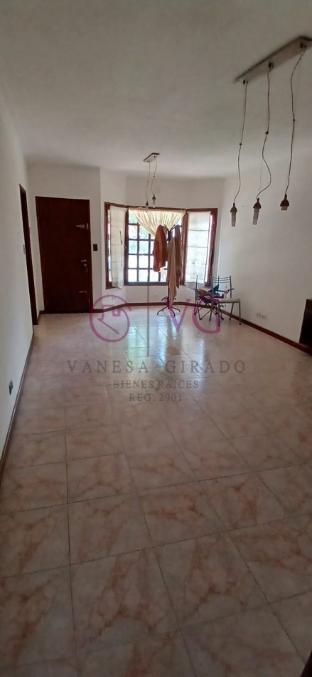 CHALET 4 AMB.GGE, JARDIN.BARRIO CONSTITUCION.