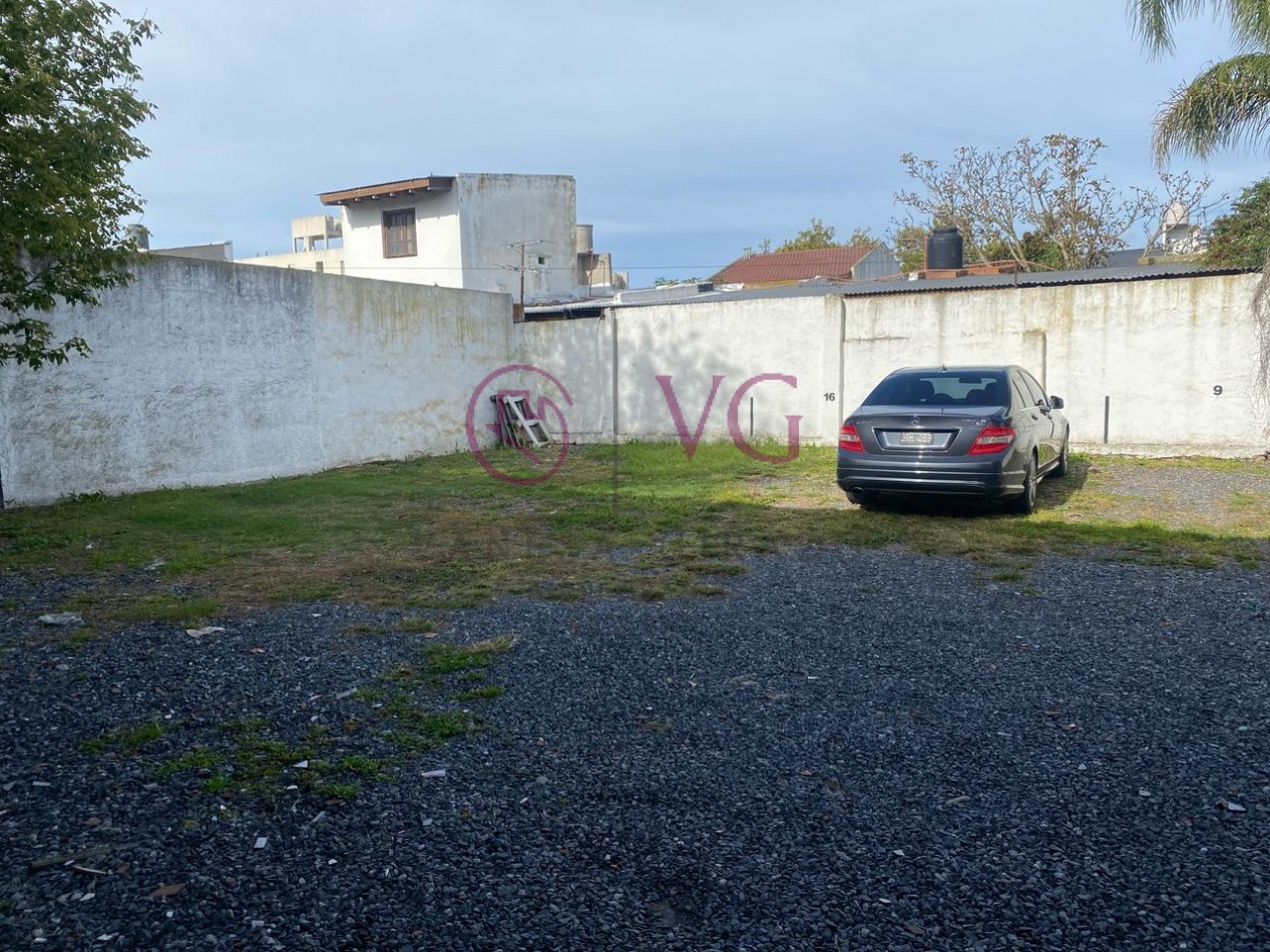 MONOAMBIENTE CON VISTA A LA CALLE. COCHERA AMPLIA PROPIA.SIN EXPENSAS.
