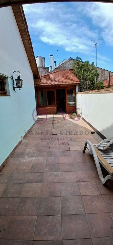 CHALET 4 AMB.GGE, JARDIN.BARRIO CONSTITUCION.