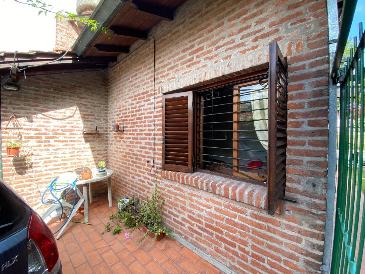 PH AL FRENTE TIPO CHALET, 3 AMB.COCHERA, PATIO. ZONA FERRO.