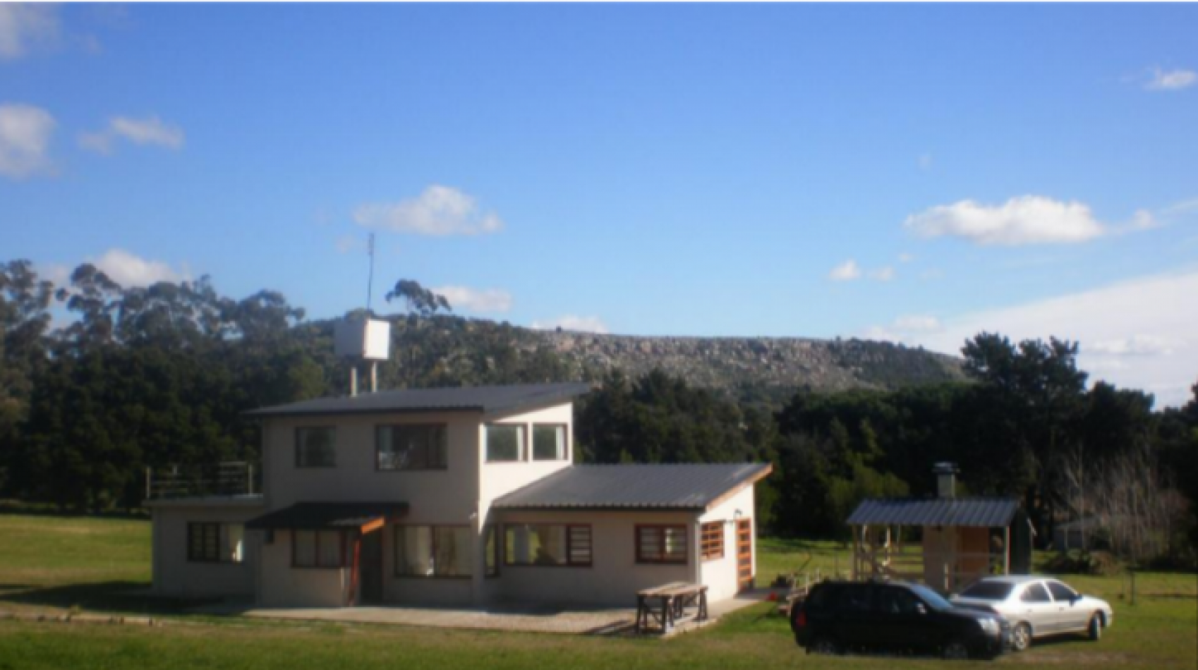 MODERNO CHALET SOBRE 4162 METROS DE LOTE. POSIBILIDAD DE 1 LOTE MAS.