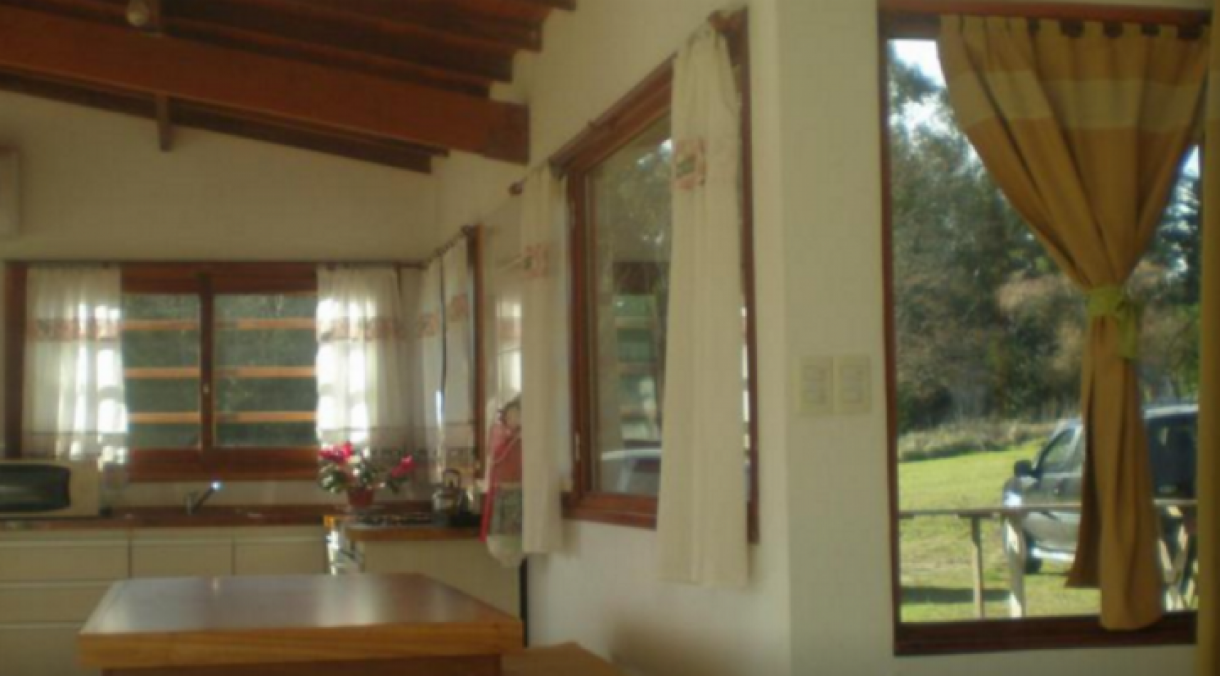 MODERNO CHALET SOBRE 4162 METROS DE LOTE. POSIBILIDAD DE 1 LOTE MAS.