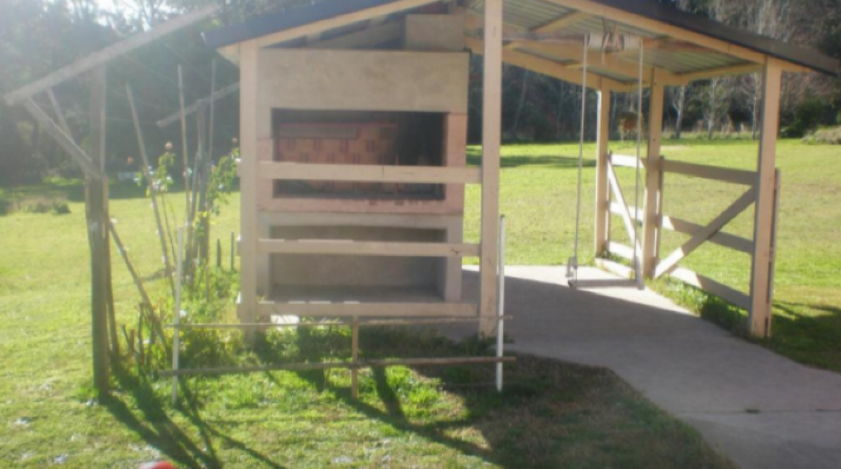 MODERNO CHALET SOBRE 4162 METROS DE LOTE. POSIBILIDAD DE 1 LOTE MAS.