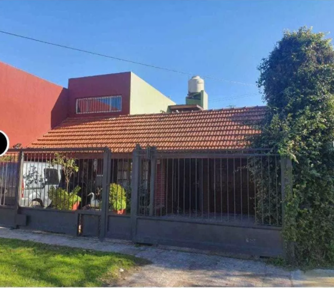 SOLIDO CHALET  3 AMB.MAS DEPTO.PISCINA.