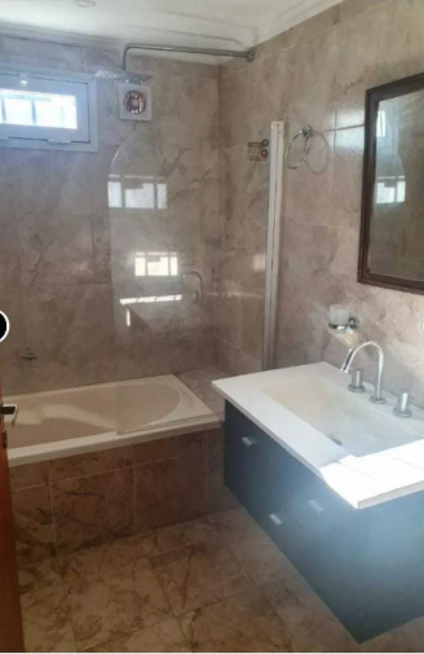 SOLIDO CHALET  3 AMB.MAS DEPTO.PISCINA.