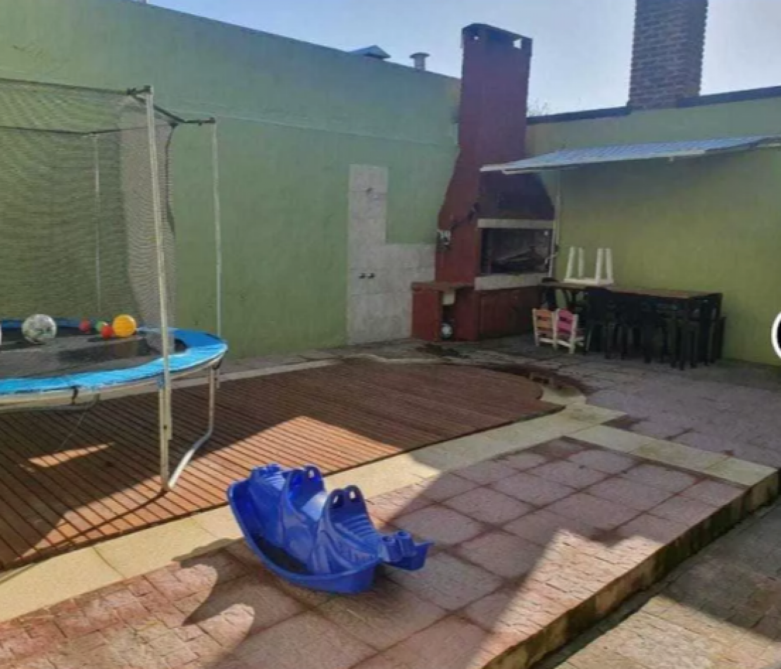 SOLIDO CHALET  3 AMB.MAS DEPTO.PISCINA.
