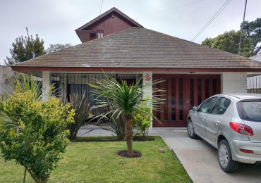 Chalet 4 Ambientes con Dependencia, Garaje y 2 Departamentos