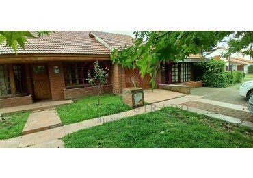 CHALET 4 AMB.GGE, JARDIN.BARRIO CONSTITUCION.